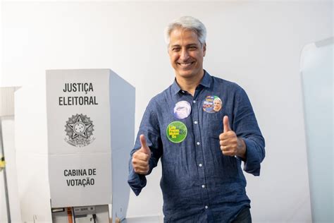 Candidato A Senador Alessandro Molon Vota Em Copacabana Mh Geral