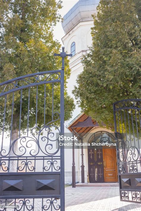 Buka Gerbang Ke Halaman Gereja Pintu Masuk Ke Gereja Kristen Katedral