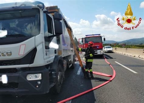 Pistoia Camion Di Rifiuti Prende Fuoco In Tangenziale