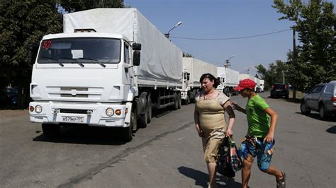 VIDEO Le Convoi Humanitaire Russe Entre En Ukraine Kiev Proteste