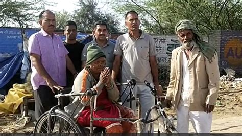 Churu News Old Woman Living In Slum Was Unable To Walk For 3 Years Now Rac Jawans Ted This