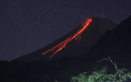 Pagi Tadi Gunung Merapi Muntahkan 12 Kali Lava Pijar NAYANTAKA