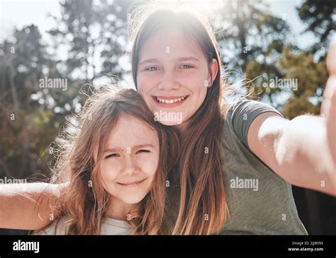 Grande soeur jeune soeur Banque de photographies et dimages à haute