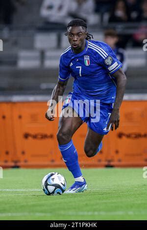 L Attaquant Italien Moise Kean Contr Le Le Ballon Lors De L Euro