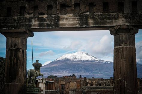 La Cima Del Vesuvio Imbiancata Dalla Neve Vista Dagli Scavi Di Pompei