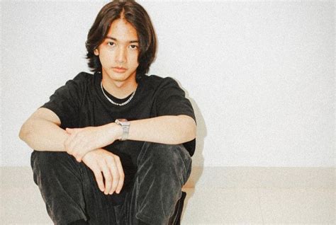 profil ari irham aktor pemeran tuktuk driver  film mencuri raden