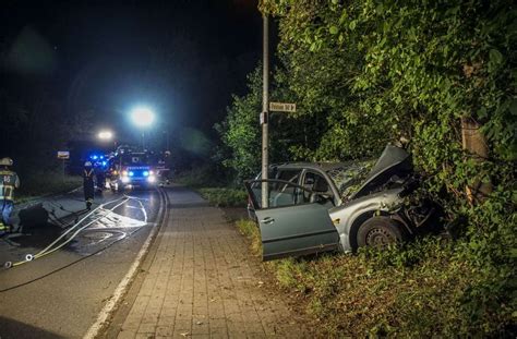 Unfall Bei G Ufelden Autofahrer Kracht Gegen Baum Landkreis B Blingen