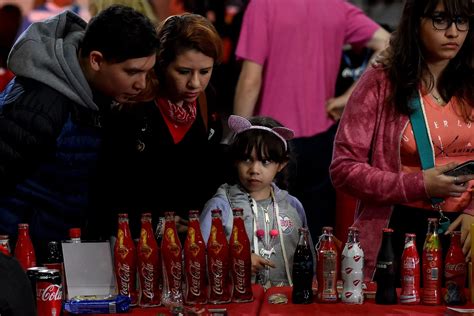 29 Fotos De La Convención De Coleccionistas De Coca Cola En La Rural