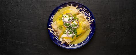 Enchiladas Verdes Mexicanas Frango E Queijo Derretido Imagem De