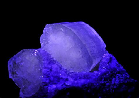 mineral berwarna biru  ungu menarik  indah