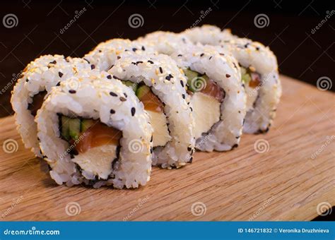 Rolos De Sushi Salm Es E Queijo Culin Ria Tradicional Japonesa