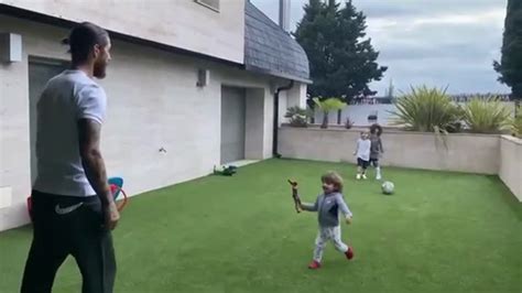 Sergio Ramos training in the quarantine with his children - TokyVideo