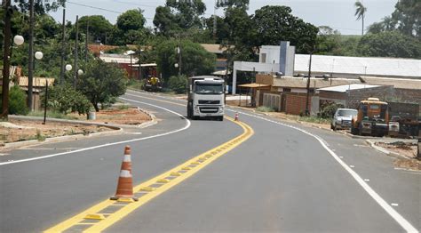 Obras de pavimentação da MS 166 Via urbana em Cabeceira do Apa Foto