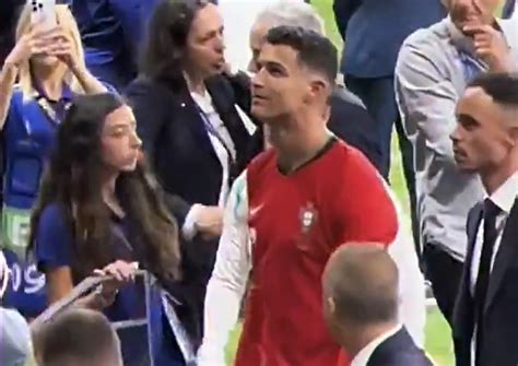 VÍdeo Cristiano Ronaldo Ficou Parado A Olhar Para O Topo Do Estádio