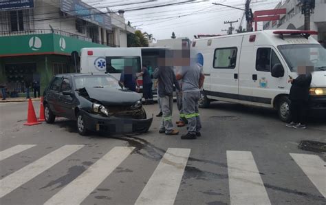 Acidente Entre Dois Ve Culos Deixa Uma Pessoa Ferida No Centro De Camaqu