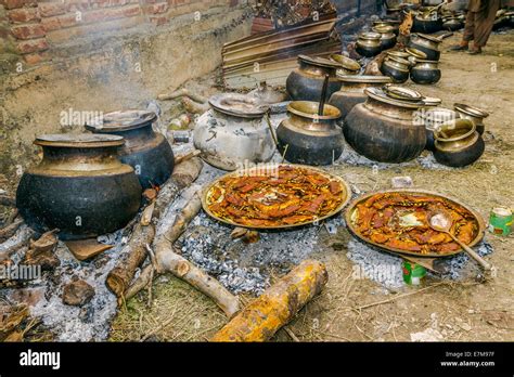 Traditional Cooking Pots Hi Res Stock Photography And Images Alamy