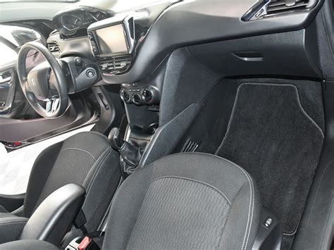 Peugeot 208 1 2 Puretech 82 Boite manuelle Bluetooth Sièges Chauffant