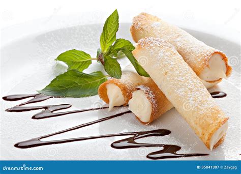 Cannoli Desserts Siciliens De Pâtisserie Image Stock Image Du