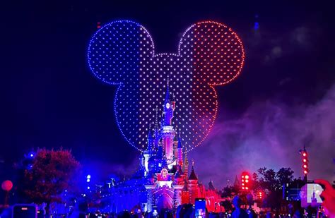 Grote Drone En Vuurwerkshow In Disneyland Paris Tijdens Bastille Day