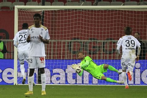 Schmeichel Sort Un Penalty De Balogun Nice Et Reims Se Quittent Sur