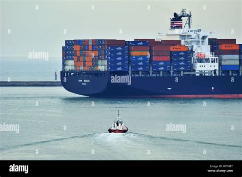 Container Ship Port Le Havre Fotos Und Bildmaterial In Hoher