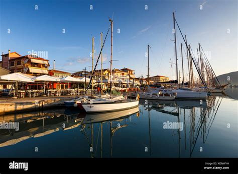 Coffee shops and restaurants in the harbour of Lefkada town, Greece ...