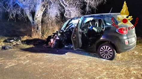 Esce Fuori Strada E Si Schianta Contro Un Albero Di Ulivo Tre Persone