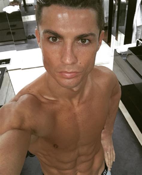 Antes De Dormir Cristiano Ronaldo Posa Sem Camisa E Exibe Barriga