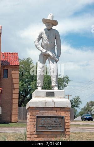 Estados Unidos Kansas Dodge City La Estatua Del Legendario Sheriff