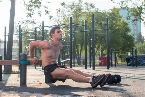 Najefektywniejsze ćwiczenia na triceps z hantlami i bez sprzętu