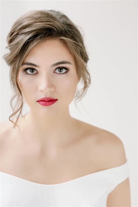 Modern Clean White Wedding Inspiration | Acconciature, Make up sposa