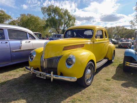 Antiguo Amarillo 1939 Ford V8 Lujo Coupe En El Césped árboles Frutales