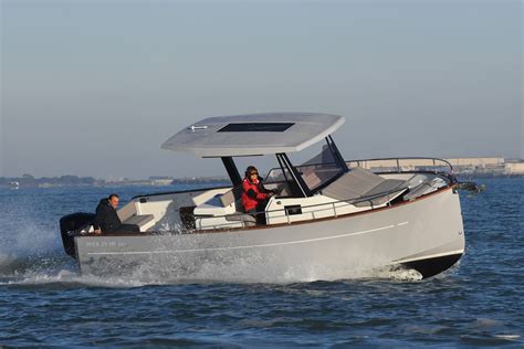 Rhéa Marine 29 HB bateau moteur avec une carène planante