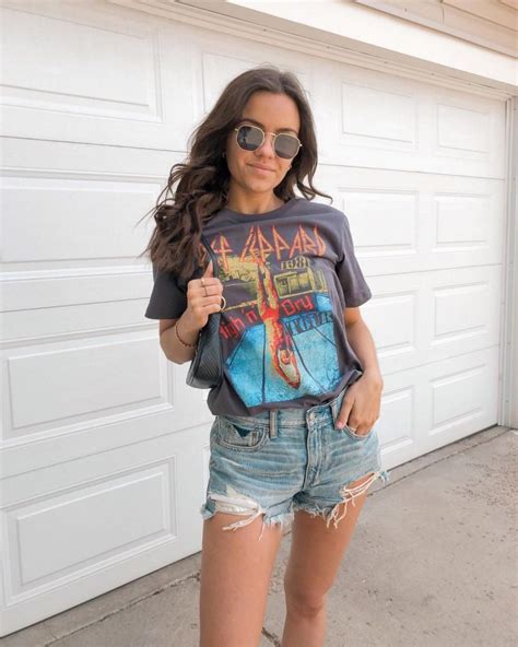 22 Chic Jean Shorts Outfits: Summer Casual to Classy Looks