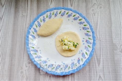 Жареные пирожки с яйцом и зеленым луком (с рисом) — рецепт с фото пошагово