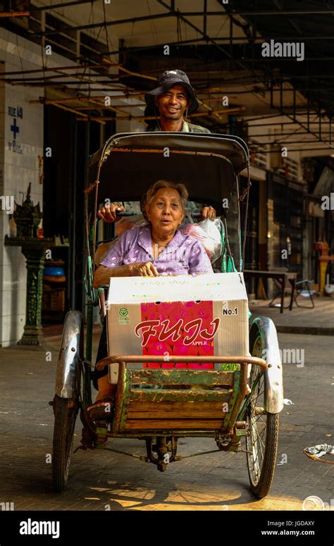 Women Of Cambodia Phnom Penh Hi Res Stock Photography And Images Alamy