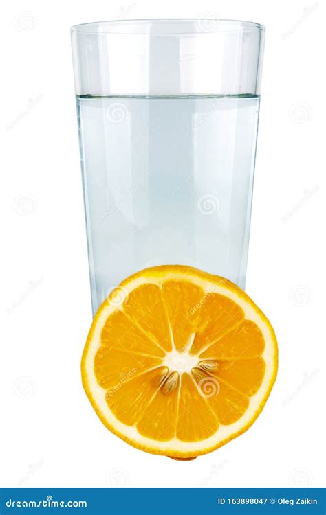 Lemon Med Ett Glas Vatten Mot Vit Bakgrund Fotografering för Bildbyråer