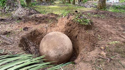 Hallan en Costa Rica otra enigmática esfera de piedra precolombina en