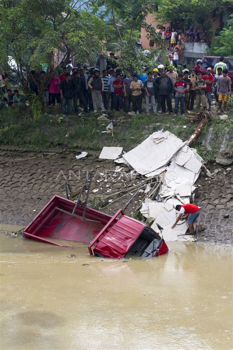 Kecelakaan Lalu Lintas Antara Foto