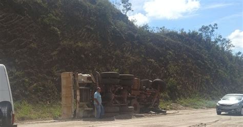 G Caminh O Carregado De Areia Tomba Na Br Na Regi O Central