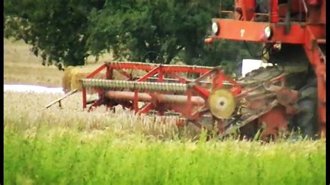 Kombajn w Akcji Bizon Kosi Zboże Na Polskim Polu Na Wsi Żniwa w