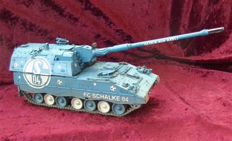 PZH 2000 Howitzer in F.C. Schalke 04 demo colors » DN Models