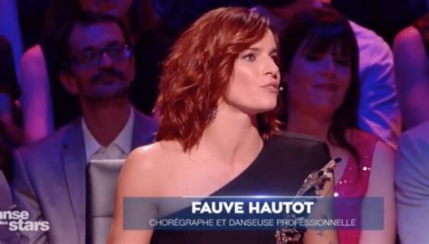 Fauve Hautot sa robe transparente ultra sexy enflamme la toile vidéo