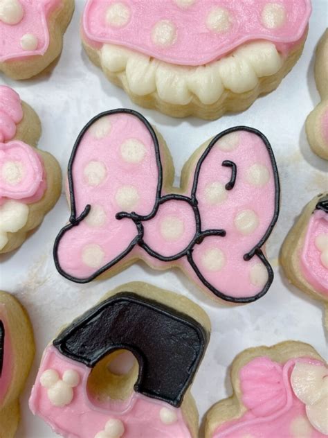 How To Decorate Minnie Mouse Cookies With Buttercream Buttercream Parties