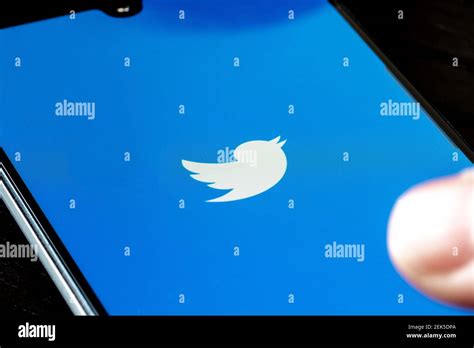 Twitter App Wird Mit Dem Finger Auf Dem Smartphone Angezeigt Twitter