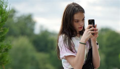 Allarme Un Adolescente Su Due Condivide Foto Private Via Chat I