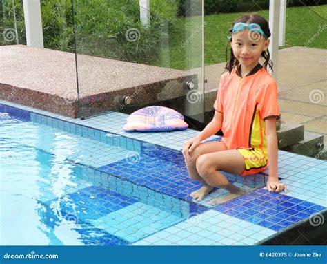 Jeune Fille Par La Piscine Image Stock Image Du Gosses 6420375