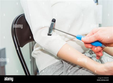 L examen physique neurologique du réflexe de flexion du coude Médecin