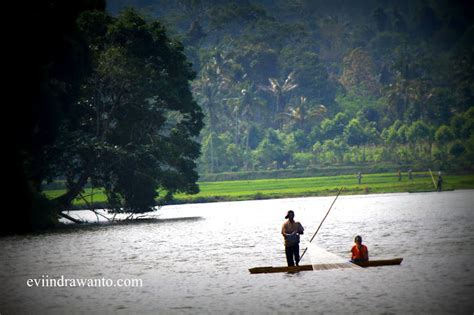 Menjala Ikan Di Situ Lengkong Panjalu Eviindrawantocom