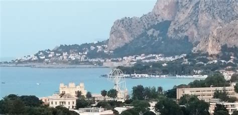 Mondello Iniziato Il Montaggio Della Ruota Panoramica Domani L